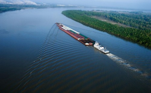 Oil spill causes traffic jam on Mississippi River 